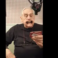 Gigi palsu yang dikenakan kakek Don Briggs copot dan jatuh ke lantai saat main game, mengundang tawa sekeluarga. (Foto: istimewa)