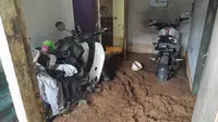 Sepeda motor warga Kampung Margabhakti, Kelurahan Kertamaya, Kecamatan Bogor Selatan, Kota Bogor terendam banjir lumpur. (Liputan6.com/Achmad Sudarno)