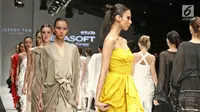 Sejumlah model berjalan diatas catwalk membawakan rancangan Jeffry Tan yang berkolaborasi dengan shampo Serasoft di Jakarta Fashion Week (JFW) 2018 di Senayan City, Jakarta, Selasa (25/10). (Liputan6.com/Herman Zakharia)