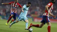 Striker Barcelona, Lionel Messi, berusaha melewati pemain Atletico Madrid pada laga La Liga Spanyol di Stadion Wanda Metropolitano, Minggu (15/10/2017). Atletico Madrid bermain imbang 1-1 dengan Barcelona. (AP/Francisco Seco)