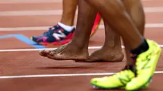 Atlet puteri Myanmar (tengah) tampil di final nomor lari 10.000 meter SEA Games 2015 tanpa mengenakan sepatu. (EPA/Lyn Bo Bo) 