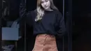 Dengan rok mini, kamu juga bisa tampil kasual. Seperti yang dilakukan Jessica Jane yang memadukan rok corduroy berwarna cokelat dengan sweater. [instagram/jessicajane99]