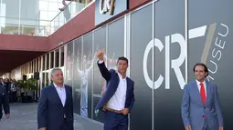 Cristiano Ronaldo saat membuka Pestana CR7 Hotel di Funchal, Madeira, (22/7/2016). Ronaldo menginvestasikan sekitar 37 juta euro untuk empat Hotel yang dikelola Pestana Hotel grup dengan logo "CR7" di Portugal, Madrid dan New York. (AFP/Joana Sousa)