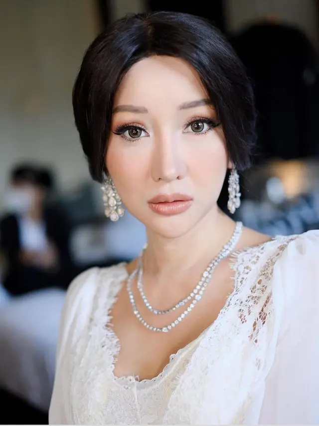 Detail Makeup Lucinta Luna Saat Tunangan