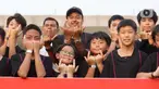 Mantan penyerang Manchester United Jesse Lingard foto bersama setelah memberikan coaching clinic kepada pesepak bola cilik di Stadion Madya, Jakarta Pusat, Sabtu (10/6/2023). Kegiatan tersebut diikuti oleh hampir 100 anak dari Jakarta Intercultural School dan sekolah sepak bola lainnya. (Bola.com/M. Iqbal Ichsan)