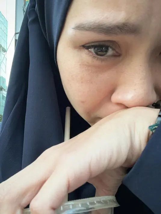 "Sepanjang muter banyak yang support pun nangis ngeliat pergerakan ini (been there!), walau ada juga bbrp orang yang mencoba menyerang (untung polisi sigap nahan).." sambung Zaskia. [Instagram/zaskiadyamecca]