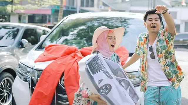 5 Potret Baby Shower Istri Mak Beti, Dapat Hadiah Mobil Mewah