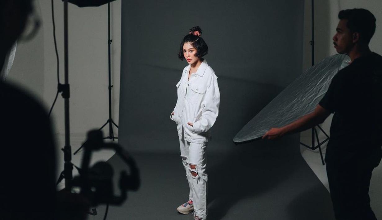 Gaya OOTD Vanesha Prescilla dengan busana white on white saat menjalani pemotretan ini juga menarik perhatian publik. Ia pun terlihat menggunakan makeup dan tatanan rambut sederhana dalam pemotretan tersebut. (Liputan6.com/IG/@vaneshaass)