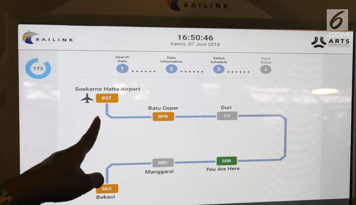 Petugas menunjukkan rute perjalanan kereta Bandara Soetta saat menggunakan kartu Perfeq Rider di Jakarta, Kamis (7/6). Kartu Perfeq Rider memberikan harga khusus mulai dari Rp 35 ribu-Rp50 ribu untuk satu kali berangkat. (Liputan6.com/Angga)