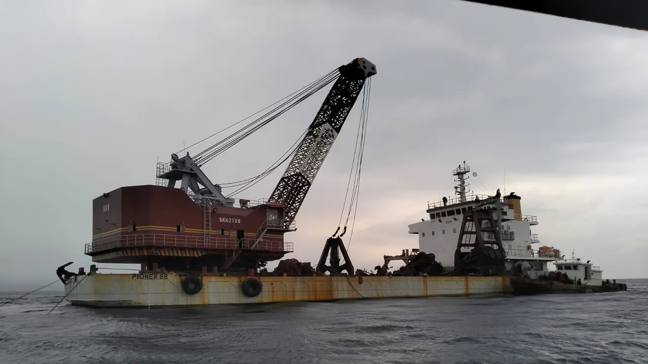 Alat berat yang digunakan untuk mengakat bangkai KMP Tunu Pratama Jaya sudah berada di laut Selat Bali.