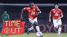 Penyerang naturalisasi Greg Nwololo baru diputus kontrak oleh klub Thailand, BEC Tero Sasana. Penyerang berdarah Nigeria tersebut kini diperebutkan Persija Jakarta, Pusamania Borneo FC, dan Persipura Jayapura 
