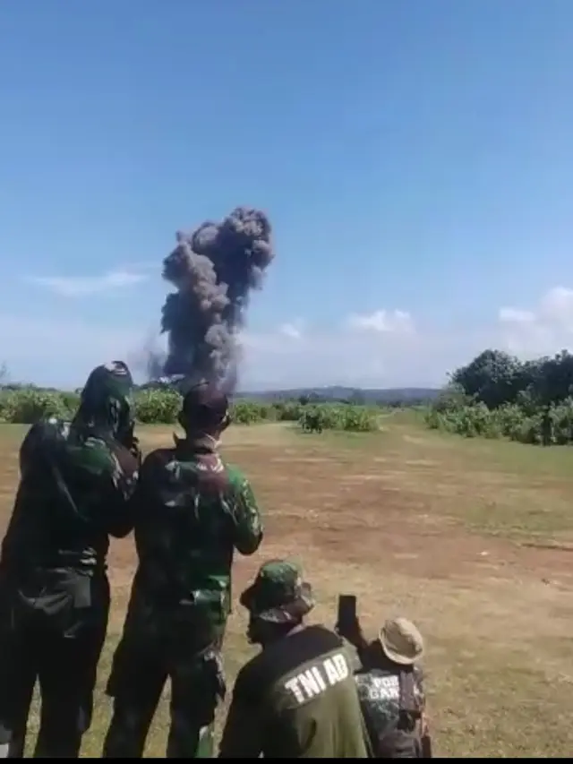 Para petugas nampak tengah mengamati asap hitam mengepul sesaat pemusnahan amunisi kadaluwarsa di Pantai Cijeruk-Cimerak, Kecamatan Cibalong, Garut, Jawa Barat. (Liputan6.com/Jayadi Supriadin)