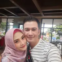 Begitu juga saat Mandala 'nembak' dan langsung di tolak.  "Waktu dia deketin aku, dia nembak aku bilang nggak mau." jawab Deanova. "Berkali-kali (ditolak)," sahut Mandala. [Instagram/denova_zaes]