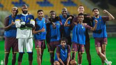 Pemain Al Nassr, Cristiano Ronaldo, dan rekan satu timnya berpose saat menjalani latihan bersama jelang menghadapi Al Khaleej di Liga Arab Saudi 2022/2023. (Twitter/Al Nassr FC)