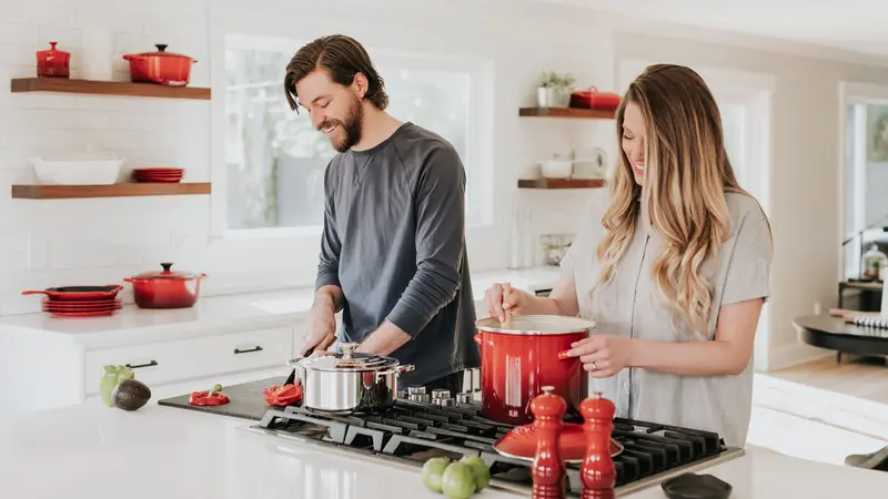 Contoh ilustrasi backsplash atau ubin yang menyatu dengan kompor pada dapur