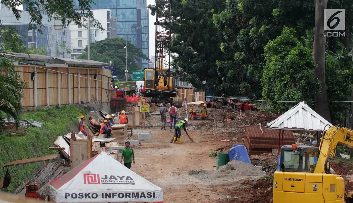 Pekerja melakukan pengerjaan pembangunan Spot Budaya di Dukuh Atas, Jakarta, Selasa (14/5/2019). Pembangunan Spot Budaya tersebut dilakukan guna menciptakan ruang ekspresi budaya di Ibu Kota. (Liputan6.com/Johan Tallo)