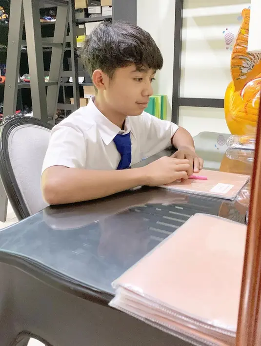 Di balik kebahagiaan itu, Betrand ternyata punya kenangan lucu saat pertamakali bertemu dengan perempuan yang kini menjadi ibu angkatnya. Hal tersebut diceritakan Betrand saat menjadi bintang tamu acara ONE MAN SHOW, Jumat 24 Juli 2020. (Instagram/betrandpetoputraonsu)