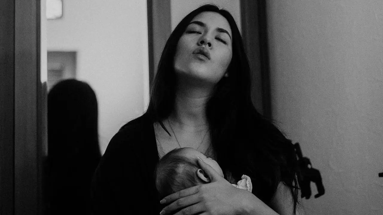 Raisa unggah foto menggendong Zalina saat bayi. Kini sudah berusia lima tahun. [Foto: Instagram/raisa6690]