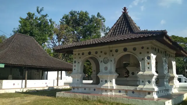 Menilik Keunikan Bangunan Ksiti Hinggil Keraton Kanoman Cirebon
