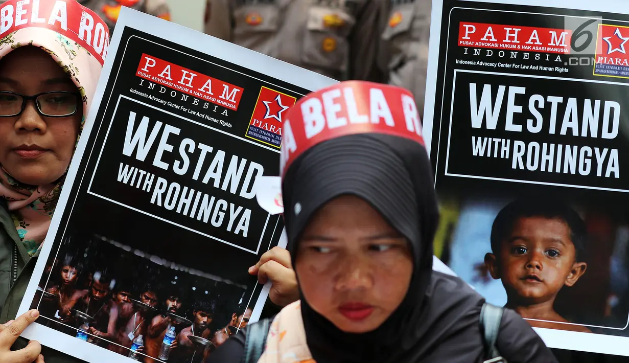 Komite Nasional Solidaritas Rohingya menggelar aksi di depan Kantor Duta Besar Myanmar, Jakarta, Rabu (5/12). Massa mengutuk kekerasan terhadap etnis Rohingya yang dilakukan oleh pemerintah Myanmar. (Liputan6.com/JohanTallo)