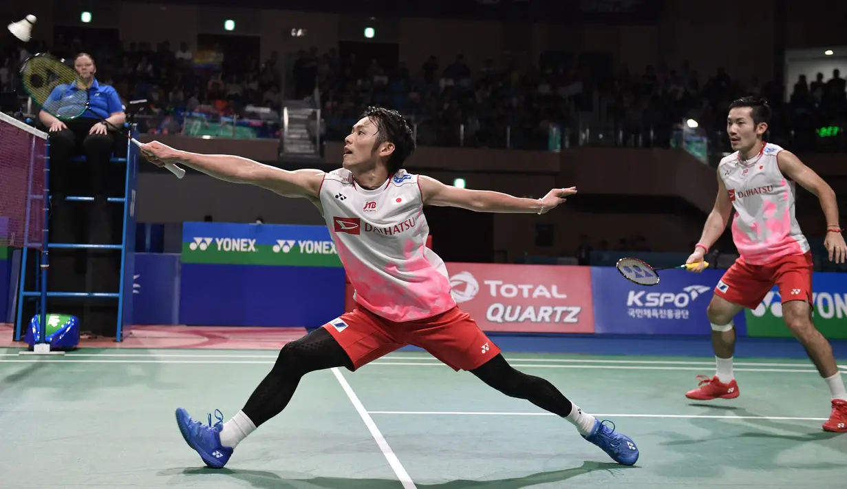 Ganda putra Jepang, Takeshi Kamura/Keigo Sonoda saat melawan Fajar Alfian/Muhammad Rian Ardianto  pada final Korea Terbuka 2019 di Incheon (29/9/2019). Fajar /Rian menang atas Takeshi Kamura/Keigo Sonoda 21-16, 21-17. (AFP Photo/Jung Yeon-je)