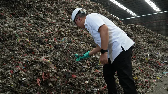 Tinjau TPST Bantar Gebang, Menko Zulhas Soroti Peluang Sumber Energi Baru dari Sampah