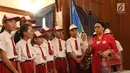 Para murid mendengarkan Menlu Retno Marsudi di gedung Pancasila, Jakarta, Kamis (1/6). Gedung ini menjadi saksi sejarah saat Presiden Soekarno yang merupakan anggota BPUPKI berpidato di sidang BPUPKI pada 1 Juni 1945. (Liputan6.com/Angga Yuniar)