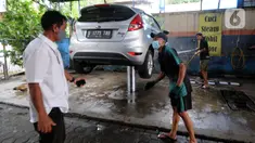 Karyawan penyandang tunarungu berkomunikasi menggunakan bahasa isyarat dengan pelanggannya di Deaf Cafe and Car Wash di kawasan Cinere, Depok, Jawa Barat, Senin (27/9/2021). Seluruh karyawan di tempat cuci mobil-motor dan kafe ini merupakan penyandang tunarungu. (merdeka.com/Arie Basuki)