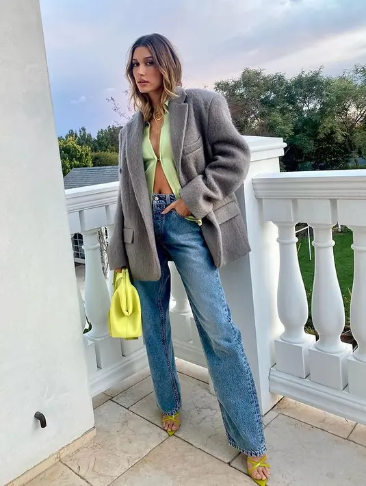Tampilan untuk kencan malam dengan kemeja halus Paris Georgia, jeans Eytys, dan blazer besar Frankie Shop. (FOTO: Instagram/stylememaeve).
