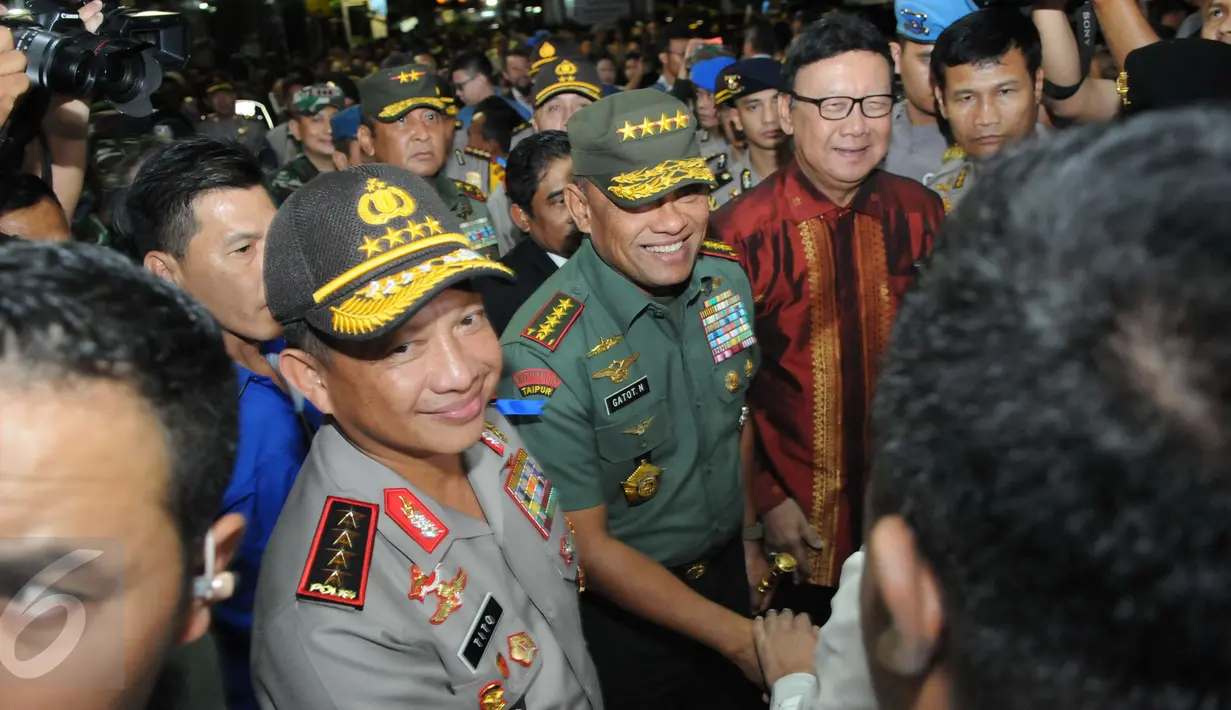 Panglima TNI Gatot Nurmantyo bersama Kapolri Jendral Tito Karnavian dan Mendagri Tjahjo Kumolo memberi selamat kepada jemaat saat meghadiri misa natal di Gereja katedral, Jakarta, Sabtu (24/12). (Liputan6.com/Helmi Afandi)