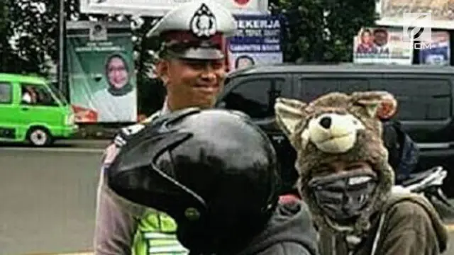 Seorang ditangkap Polisi karena menggunakan helm 'unyu-unyu' yang tidak sesuai standar.