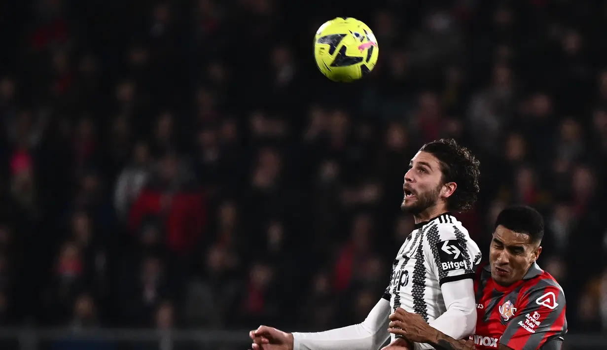 Gelandang Juventus, Manuel Locatelli berebut bola udara dengan gelandang Cremonese, Charles Pickel selama pertandingan lanjutan Liga Serie A Italia di Zini Stadium, Cremona, Italia, Kamis (4/1/2023). Juventus menang tipis atas Cremonese dengan skor 1-0. (AFP/Marco Bertorello)
