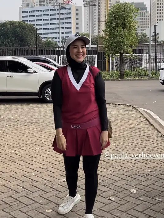 <p>Tya Ariestya mengenakan dress warna sangria. Dipadukan manset dan legging hitam. Ia pun memadukanya dengan topi dan sneakers putih. (@tya_ariestya)</p>