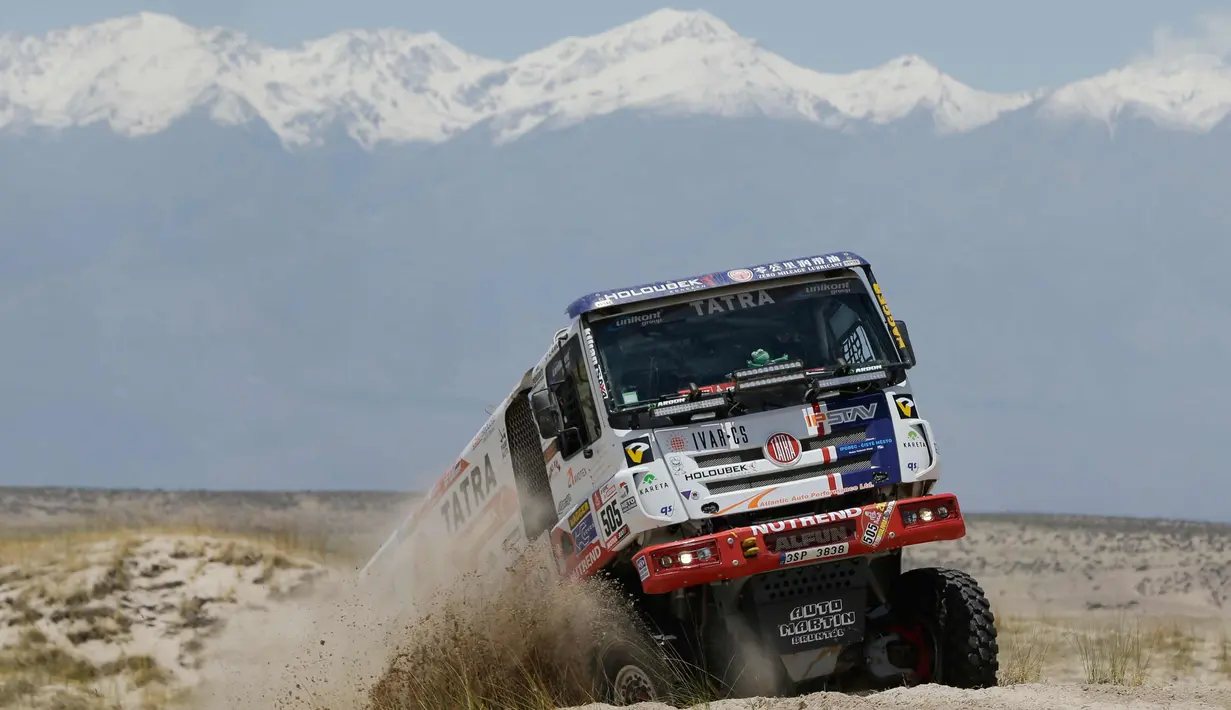 Pengemudi truk Martin Kolomy dan rekannya Jiri Stross dari Republik Ceko mengendalikan truk Tatra mereka selama tahap ke-10 Reli Dakar 2018 antara Salta dan Belen, Argentina, (16/1). (AP Photo / Ricardo Mazalan)