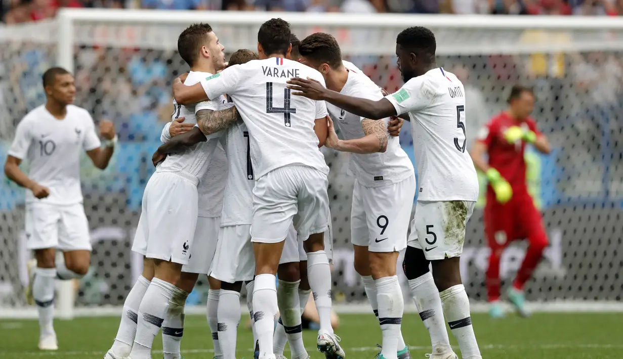 Para pemain Prancis merayakan gol yang dicetak Antoine Griezmann ke gawang Uruguay pada laga perempat final Piala Dunia di Stadion Nizhny Novgorod, Nizhny Novgorod, Jumat (6/7/2018). Prancis menang 2-0 atas Uruguay. (AP/Ricardo Mazalan)