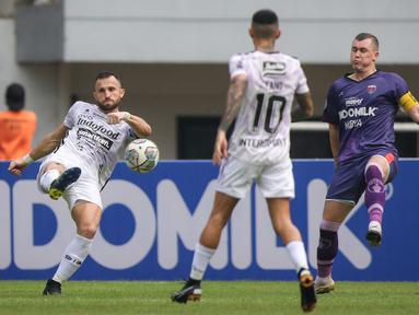 Dua gol yang dicetak Ilija Spasojevic mengantarkan Bali United memetik tiga poin usai menang 2-1 atas Persita Tangerang dalam laga pekan ke-4 BRI Liga 1 di Stadion Pakansari, Bogor, Jumat (24/9/2021). Gol pertama bahkan dicetak dengan indah lewat sepakan voli. (Bola.com/Bagaskara Lazuardi)