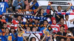 Suporter tim Singo Edan membentangkan syal usai menyaksikan laga Arema FC melawan Persija pada lanjutan Go-Jek Liga 1 Indonesia 2018 bersama Bukalapak di Stadion GBK Jakarta, Sabtu (31/3). Arema FC kalah telak 1-3. (Liputan6.com/Helmi Fithriansyah)