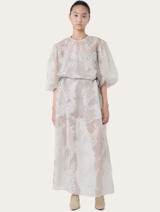 Dengan desain yang sangat khas Sapto Djojokartiko, keseluruhan koleksi akhir tahun ini mengangkat banyak detail subtil yang sangat mudah dipadupadan untuk berbagai jenis aktivitas. Foto: Document/Sapto Djojokartiko.