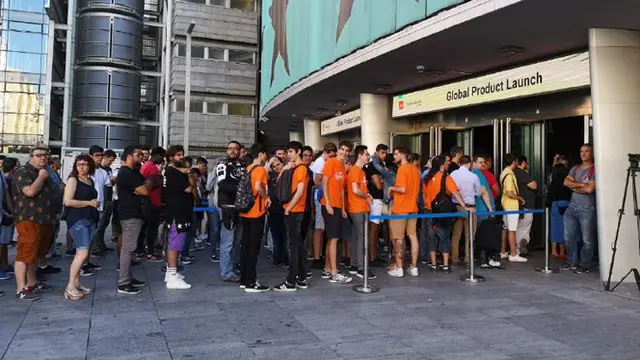 Suasana antrean jelang peluncuran Xiaomi Mi A2 di WiZink Center, Madrid, Spanyol. Liputan6.com/Yuslianson