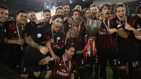 Para pemain AC Milan merayakan keberhasilan meraih gelar Piala Super Italia 2016 usai menaklukkan Juventus. AC Milan akhirnya mengalahkan Juventus 4-3 melalui babak adu penalti. (AFP/Karim Jaafar) 