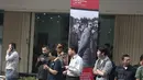 Masyarakat menyambut peringatan Hari Lahir Pancasila dengan di sepanjang Jalan Asia Afrika Bandung, Jawa Barat, Rabu (1/6). Warga tampak berkumpul di tepi Jalan Asia Afrika yang telah ditutup untuk menyambut acara ini. (Liputan6.com/Faizal Fanani)