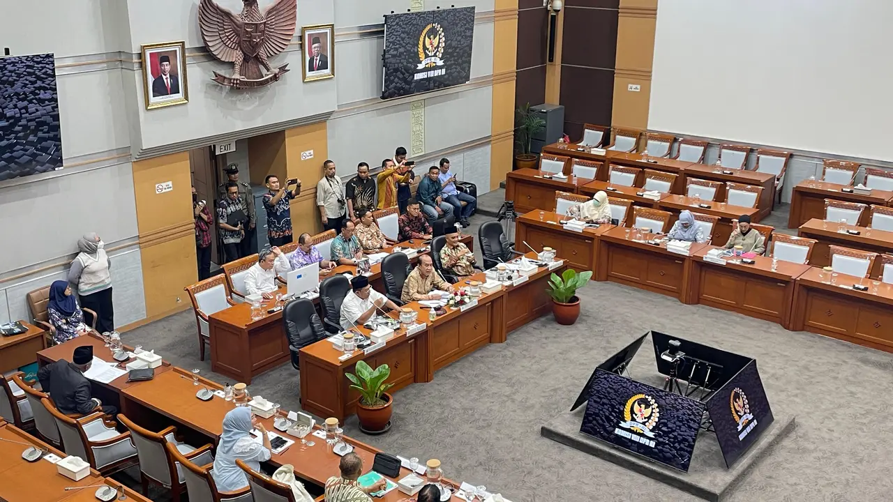 Menteri Agama Yaqut Cholil Qoumas kembali absen dalam rapat kerja bersama Komisi VIII DPR RI pada Jumat (27/9) pagi.