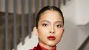 Pulasan lipstik merah dengan makeup glowing ala Putri Marino ini juga tak boleh dilewatkan untuk dicoba saat tampil di Tahun Baru Imlek. [Foto: Instagram/vagueskin]