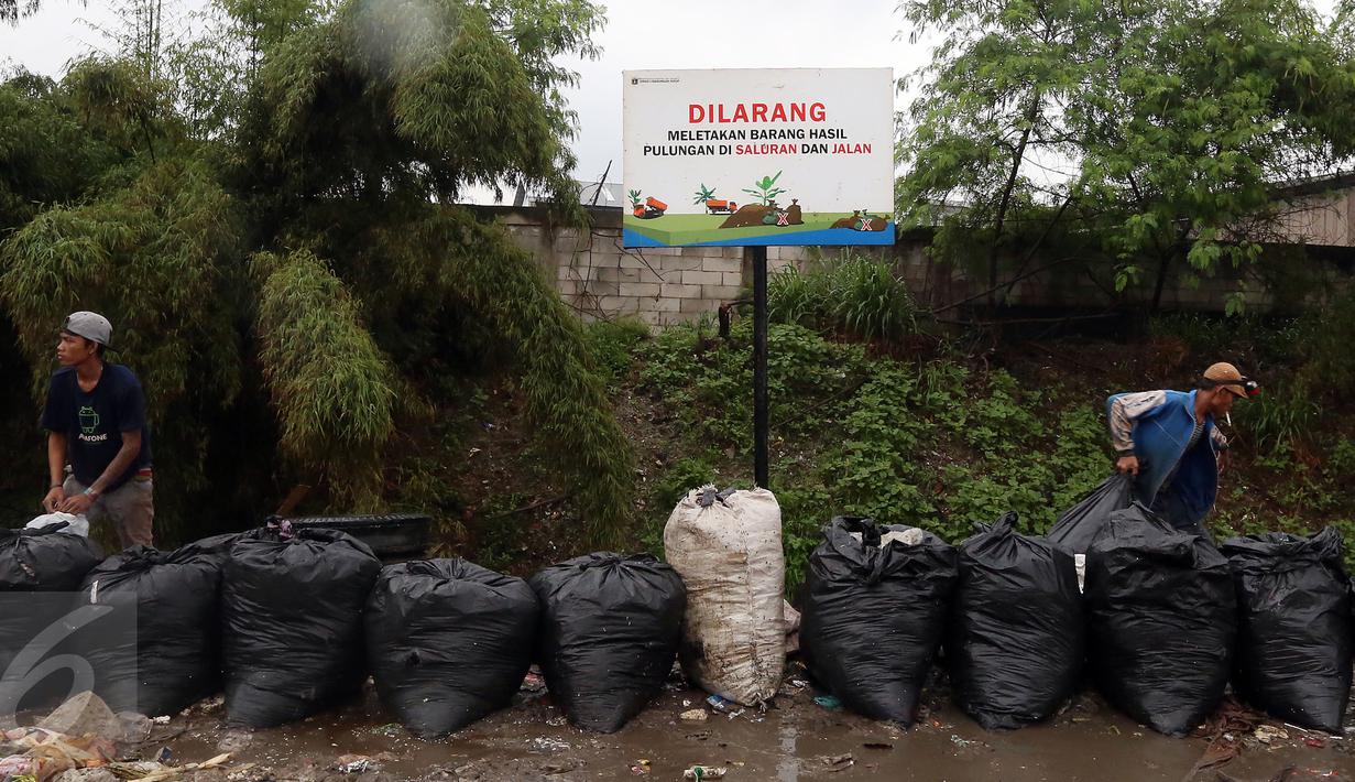 Selama 24 jam, puluhan hingga ratusan pemulung mengais nafkah dan hidup dari sampah buangan penduduk. Kendati tidak diakui pemerintah lokal, keberadaan mereka tidak diusik. (Liputan6.com/Johan Tallo) 