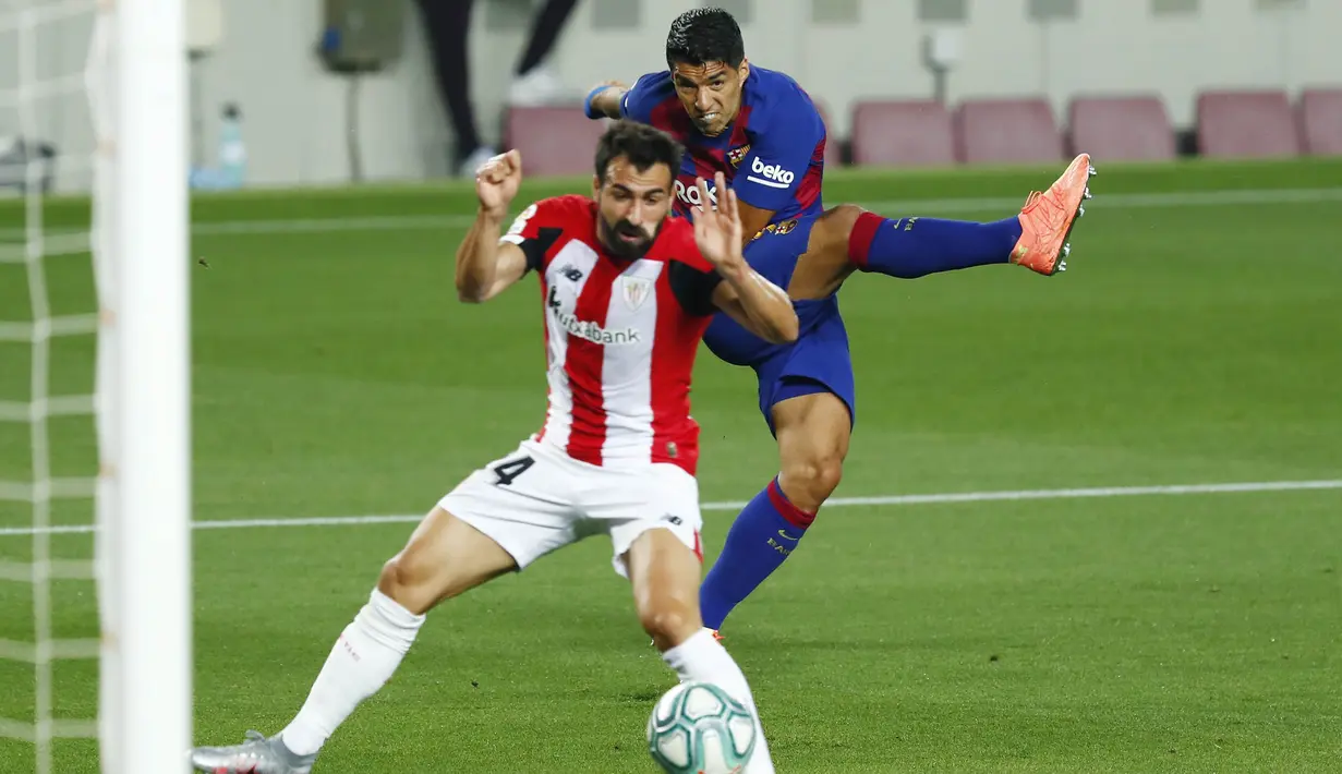 Striker Barcelona, Luis Suarez, melepaskan tendangan ke gawang Athletic Bilbao pada laga La Liga di Stadion Camp Nou, Selasa (23/6/2020). Barcelona menang 1-0 atas Athletic Bilbao. (AP/Joan Monfort)