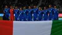 Para pemain starting XI Timnas Italia U-20 berbaris menyanyikan lagu kebangsaan Italia sebelum dimulainya laga babak 16 besar Piala Dunia U-20 2023 menghadapi Inggris di Diego Armando Maradona Stadium, La Plata, Argentina (31/5/2023). Italia tercatat pernah satu kali menjadi peringkat ketiga Piala Dunia U-20 pada edisi 2017 di Korea Selatan. Kala itu Italia menang 4-1 (0-0) dari Uruguay lewat adu penalti. (AFP/Luis Robayo)