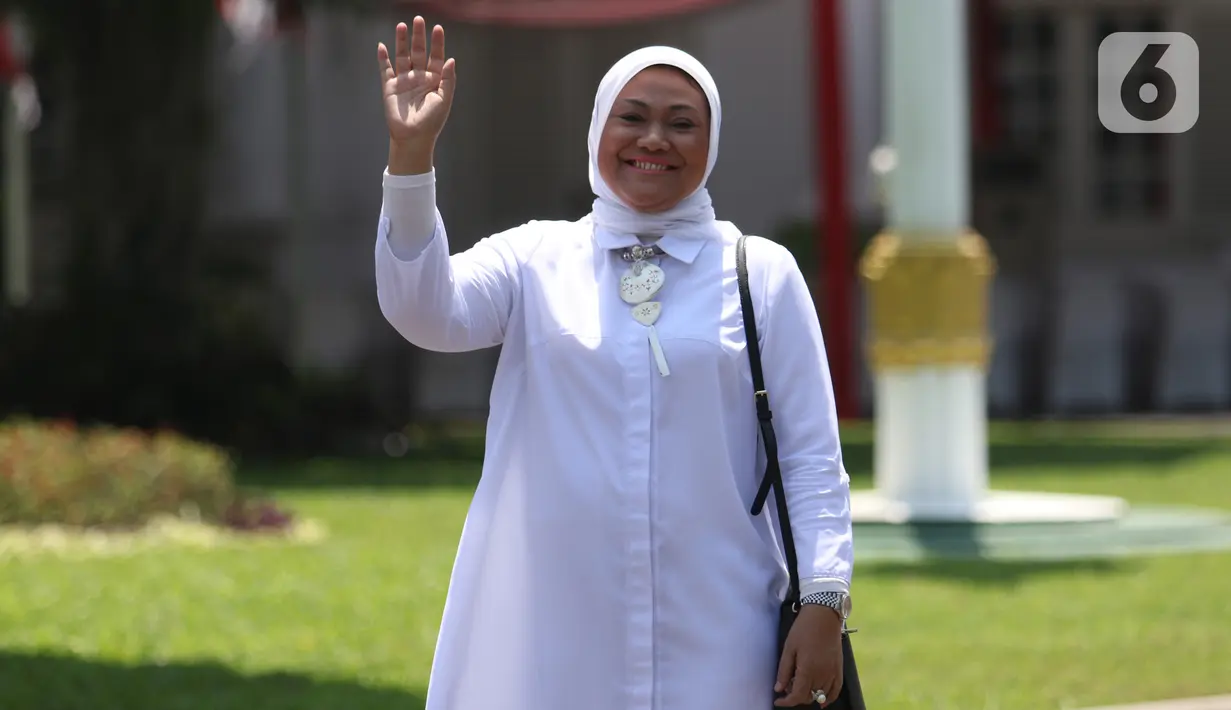 Politisi PKB Ida Fauziah tiba di Kompleks Istana Kepresidenan di Jakarta, Selasa (22/10/2019). Ida Fauziah merupakan politikus PKB pertama yang datang ke Istana menjelang pengumuman menteri Kabinet Kerja Jilid II. (Liputan6.com/Angga Yuniar)