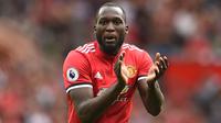 Striker Manchester United, Romelu Lukaku, memberikan semangat kepada rekan-rekannya saat melawan West Ham pada laga Premier League di Stadion Old Trafford, Manchester, Minggu (13/8/2017). MU menang 4-0 atas West Ham. (AFP/Oli Scarff)