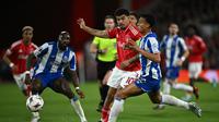 Bek FC Porto, Alberto Costa (kanan), berusaha mengawal gelandang Nottingham Forest, Morgan Gibbs-White dalam pertandingan leg kedua perempat final Europa League antara Nottingham Forest dan FC Porto di Stadion The City Ground, Nottingham, Inggris tengah, pada 16 April 2026. (AFP/Paul Ellis)

Paul ELLIS / AFP