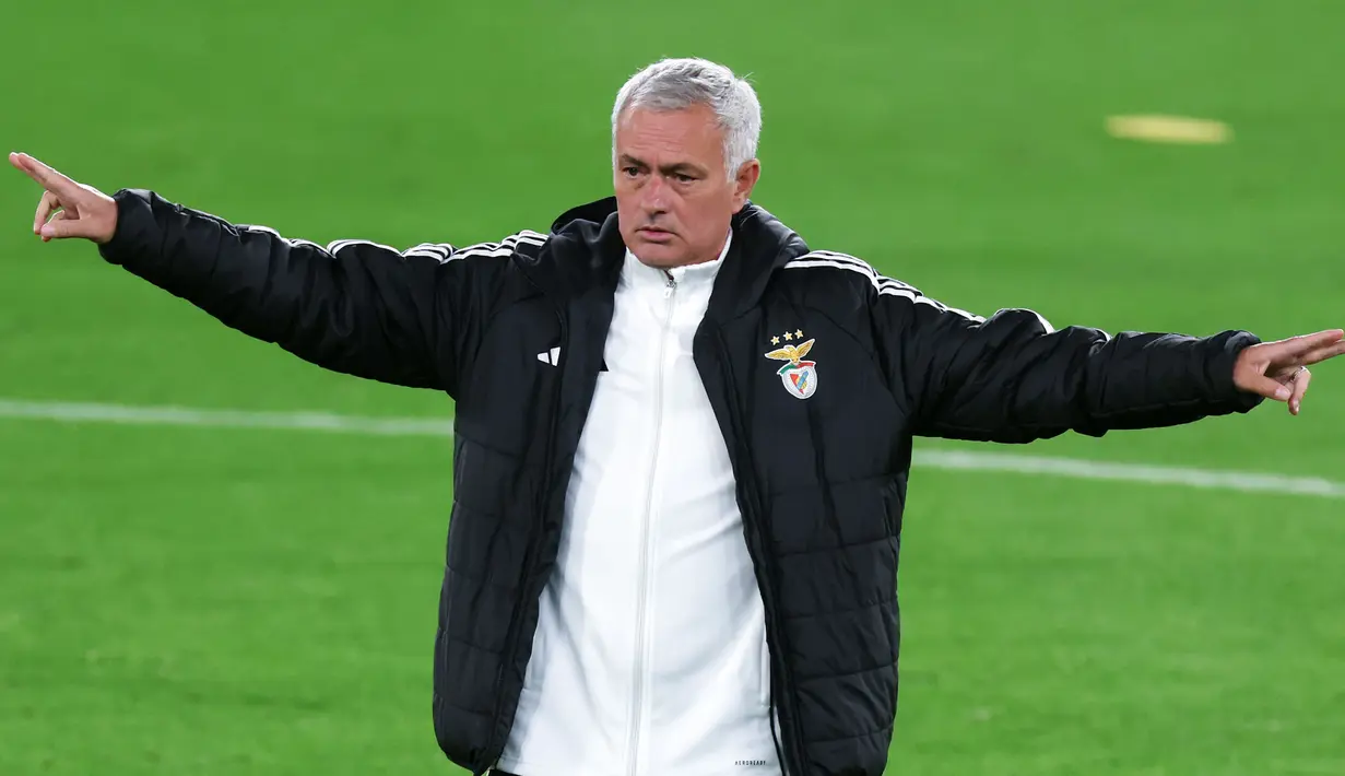 Lawatan ke Stamford Bridge akan terasa emosional bagi Mourinho. Kendati demikian, The Special One tak datang ke London untuk reuni. Ia ingin meneruskan awalan positifnya bersama Benfica. (Steven Paston/PA via AP)